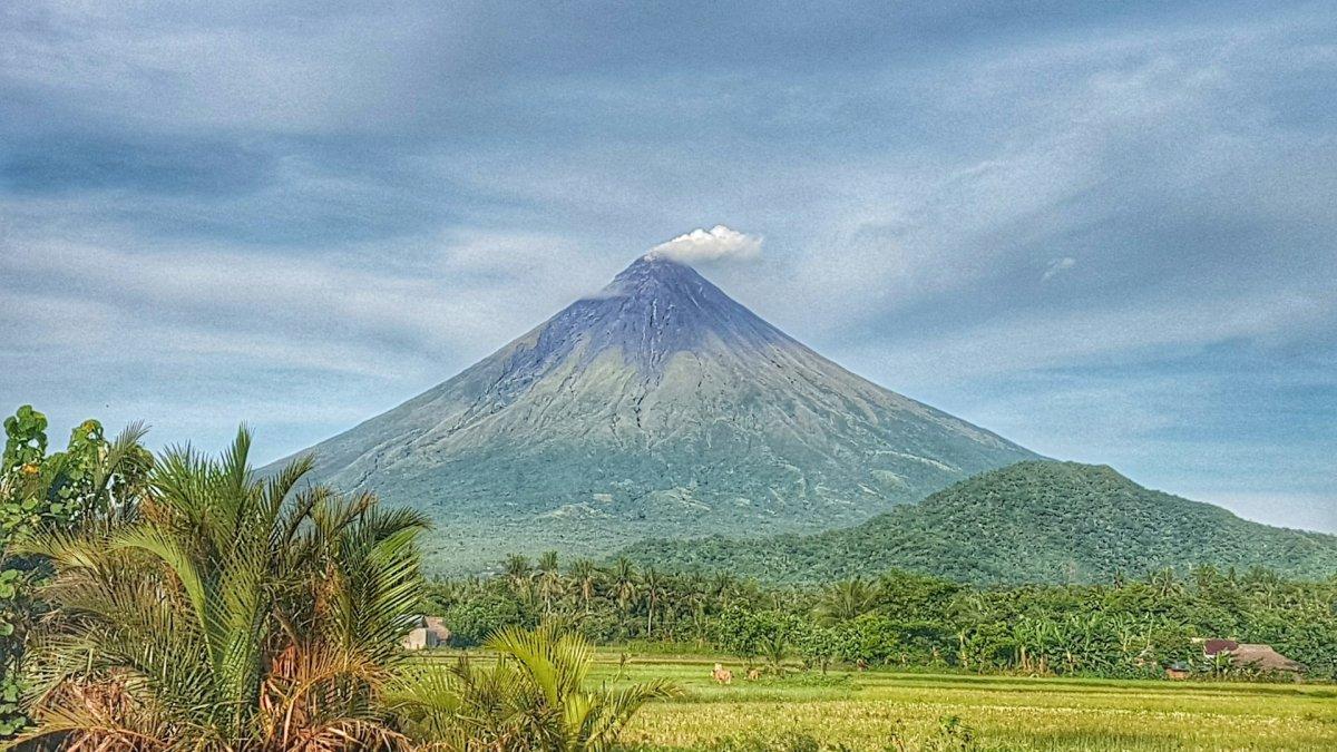 Gunung Mayon, satu tempat wisata terbaik di Filipina yang menarik buat kamu jelajahi.