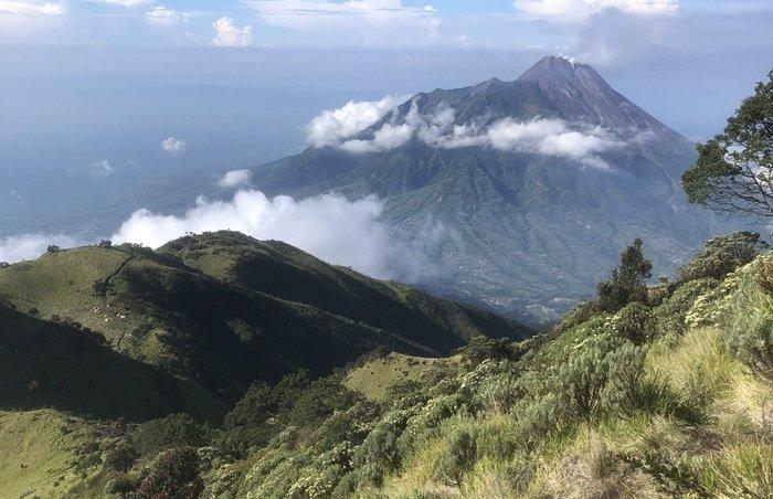 PENDAKIAN GUNUNG MERBABU - Panorama menawan yang terlihat dari jalur pendakian Gunung Merbabu, Jumat (28/2/2025).