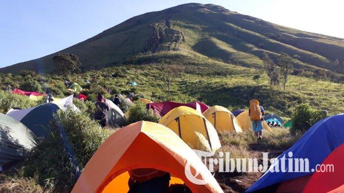 Pemandangan puncak Gunung Penanggungan di Mojokerto dari Puncak Bayangan.