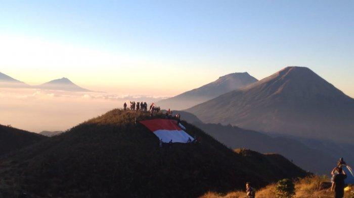 PENDAKIAN GUNUNG PRAU - Potret puncak Gunung Prau yang menyuguhkan pemandangan menawan dari Gunung Sindoro dan Gunung Sumbing, Selasa (22/4/2025).