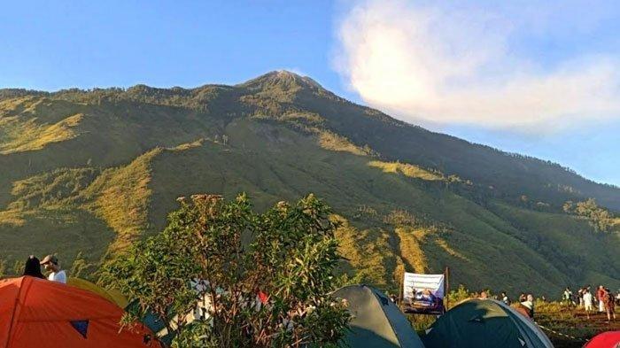 View puncak pendakian Gunung Pundak dan Bukit Semar di kawasan Tahura R.Soerjo, Kabupaten Mojokerto, Jawa Timur.