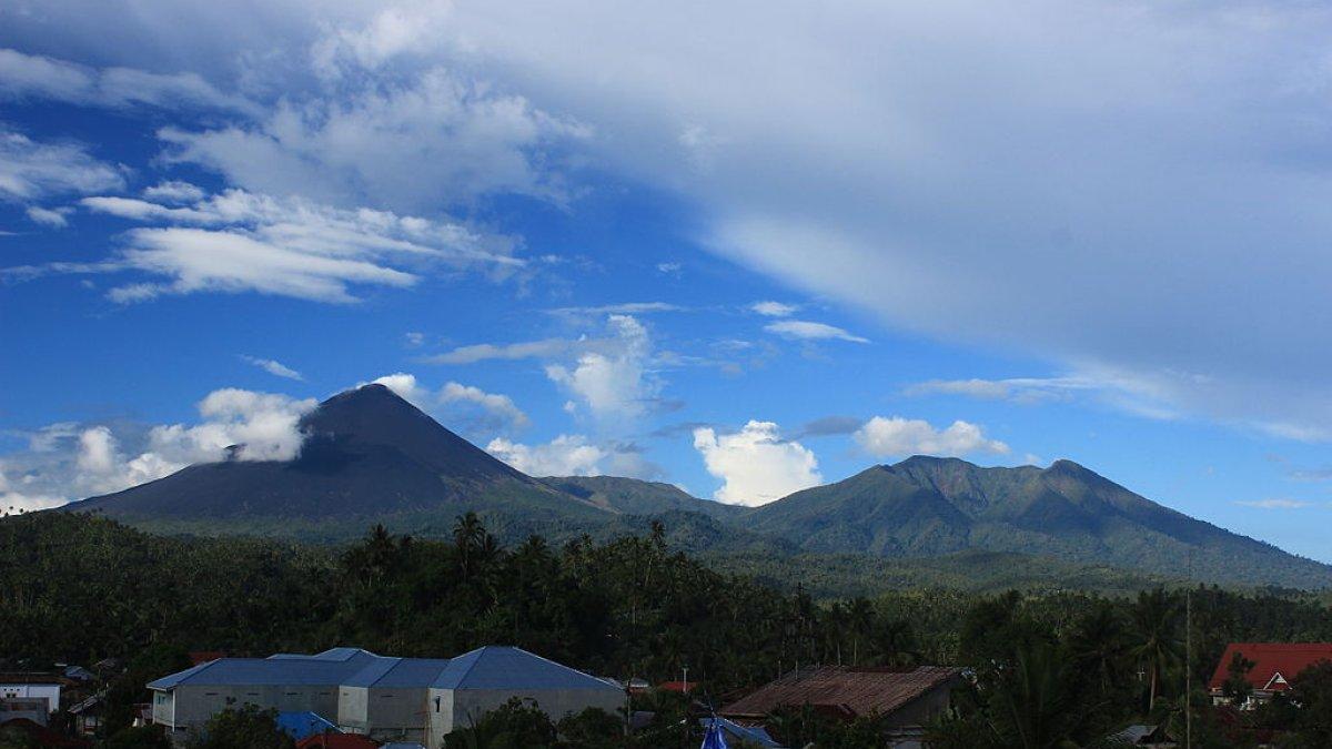 Gunung Soputan, satu tempat wisata terbaik di Minahasa Tenggara, Sulawesi Utara.