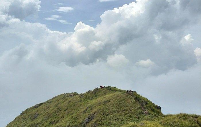 GUNUNG UNGARAN - Para pendaki tengah melakukan pendakian Gunung Ungaran, Senin (25/12/2023).