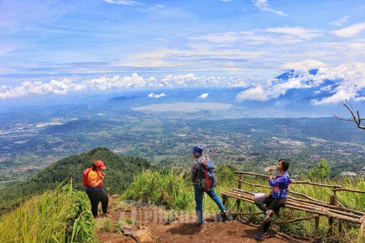 GUNUNG UNGARAN - Salah satu gunung di Kabupaten Semarang yang menjadi favorit pendaki adalah Gunung Ungaran.