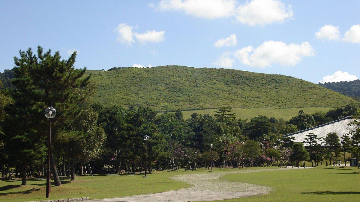 Gunung Wakakusa, satu tempat wisata terbaik di Nara Jepang.