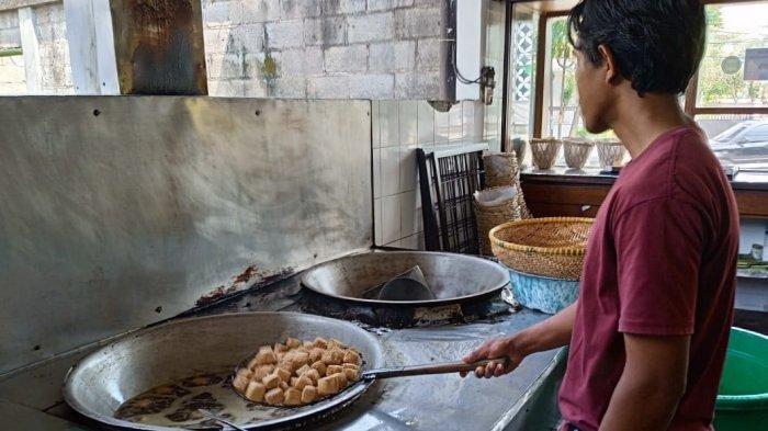 Gurihnya Tahu Bungkeng, Oleh-oleh Legendaris dari Sumedang. Tahu Bungkeng merupakan salah satu pelopor oleh-oleh khas Sumedang yang paling terkenal di Jawa Barat.