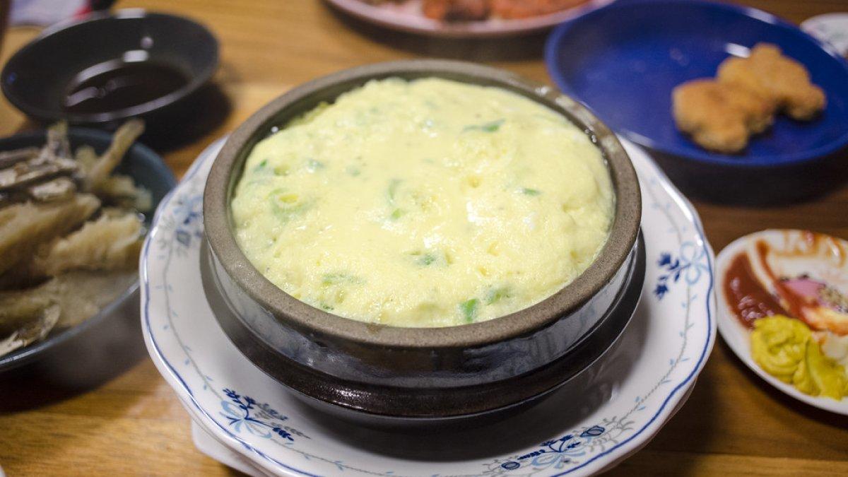 Gyeran Jjim, satu makanan khas Korea Selatan buat sarapan enak dan mengenyangkan.