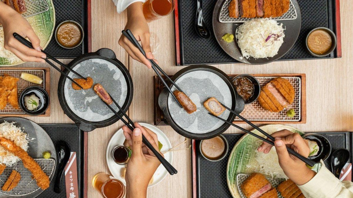 Gyukatsu Kyoto Katsugyu menyajikan hidangan utama Beef Katsu dengan standar tinggi. 