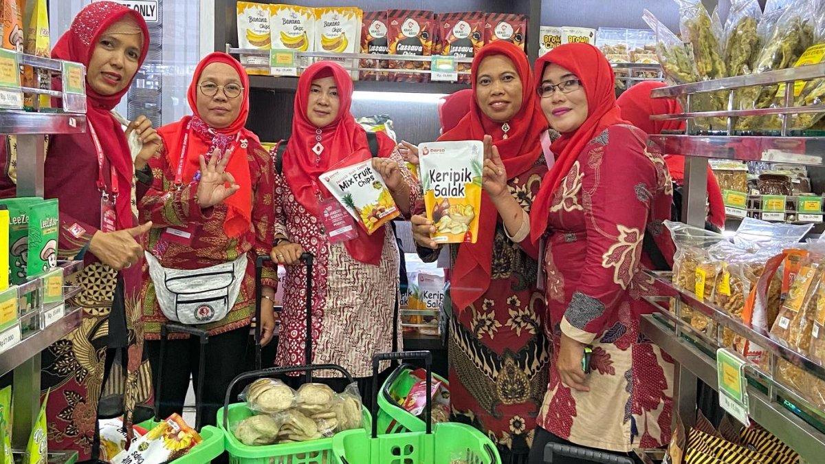 Hai-Toms, satu pusat oleh-oleh di Lampung untuk berburu suvenir.