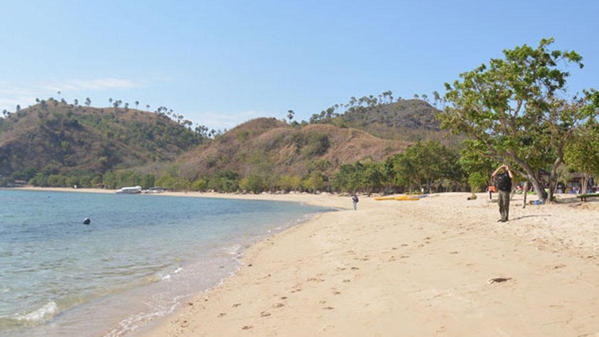Hamparan pantai pasir putih Waecicu, di Labuan Bajo, NTT sangat potensial menarik wisatawan untuk berwisata bersama keluarga, Rabu (30/8/2017)