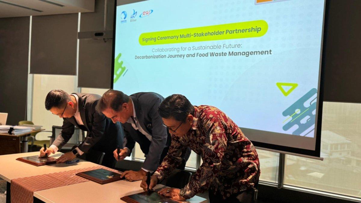 Momen penting di Hari Pangan Sedunia: Danone SN Indonesia bersama APL dan RHJ tandatangani kerja sama pengelolaan limbah makanan.