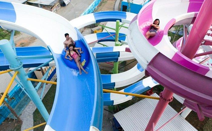 Pengunjung tengah menikmati wahana di Hawai Waterpark.