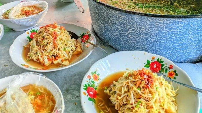 Hidangan Lontong Balap Cak Sul di Lamongan, Jawa Timur untuk menu sarapan.