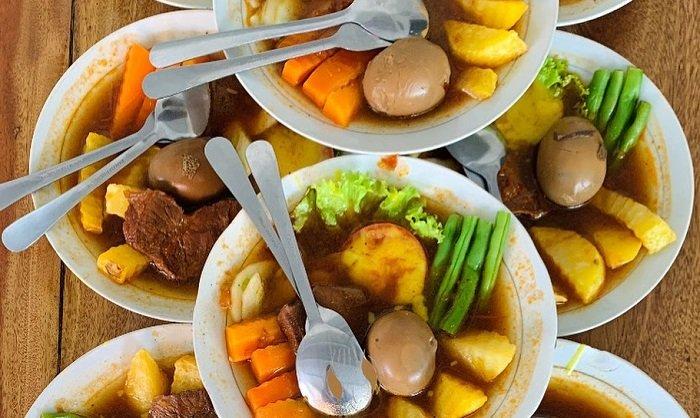 Selat Solo Tenda Biru, rekomendasi tempat makan di Solo yang wajib dicoba.