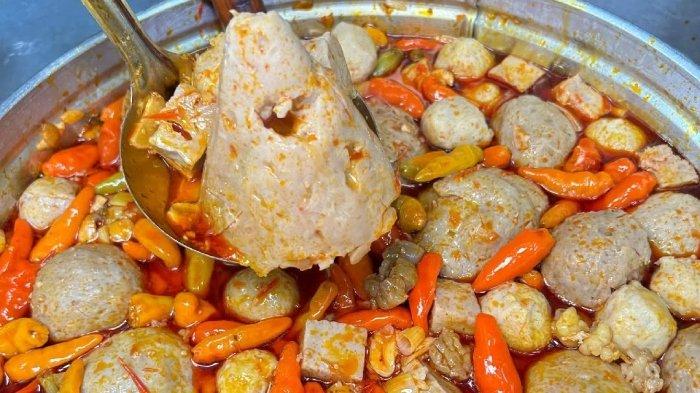 Hidangan bakso super pedas dari Bakso Judes Mbak Irma Jember, Jawa Timur.