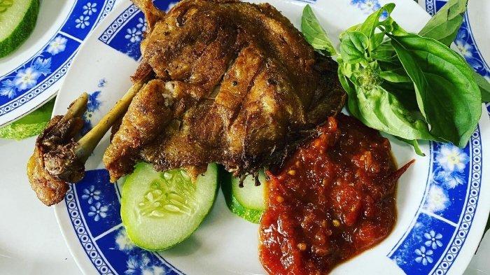 Hidangan bebek goreng di Bebek Ali Borme Cimahi, Jawa Barat.