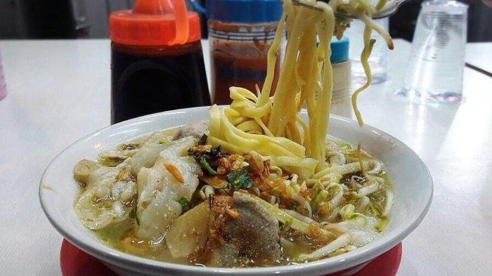 Hidangan mi kocok di warung Mie Kocok H. Amsar Bandung, Jawa Barat.