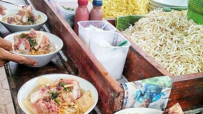 Hidangan mi kocok di warung Mie Kocok Persib Gorowok Bandung, Jawa Barat.