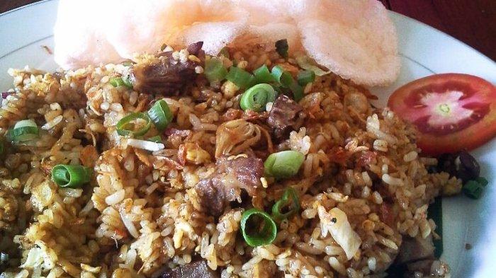 Hidangan nasi goreng kambing di warung Nasi Goreng Omki Lampung.