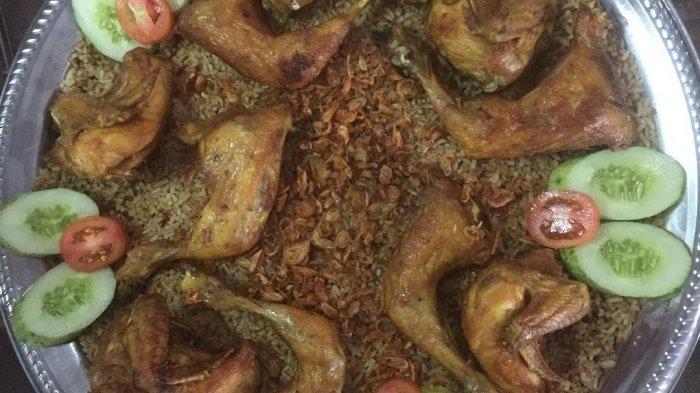 Hidangan nasi kebuli ayam di warung Nasi Kebuli bin AL Jakarta Selatan, Jakarta.