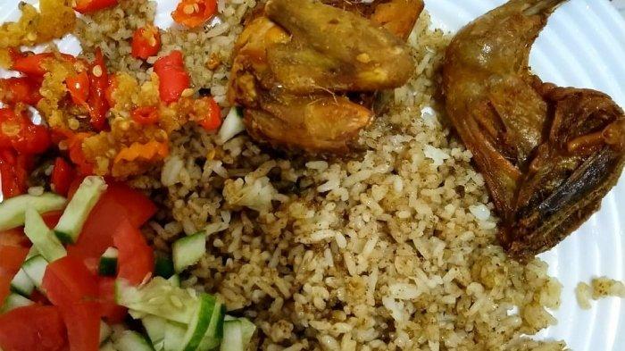Hidangan nasi kebuli ayam di warung Sate Tegal & Nasi Kebuli Alibaba Jakarta Selatan, Jakarta.