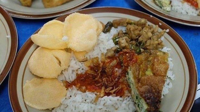 Hidangan nasi uduk di warung Nasi Uduk Mang Acin Lampung.