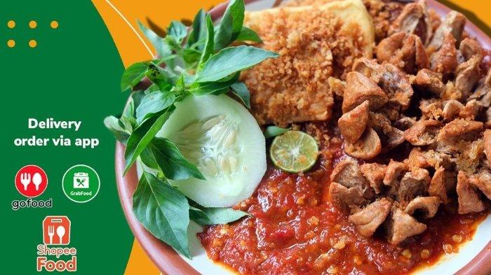 Hidangan penyetan di warung Mbok Jo Ayam Penyet Surabaya.