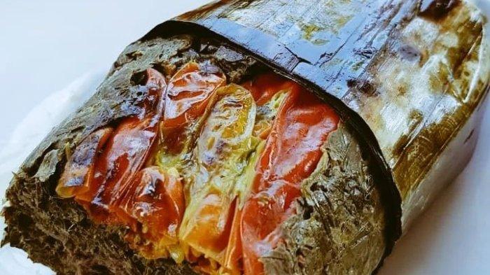 Hidangan pepes ikan tuna, oleh-oleh dari Sajian Rita di Balikpapan, Kalimantan Timur.