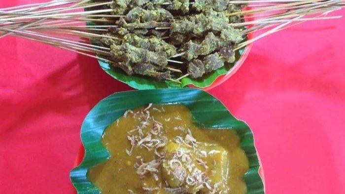 Hidangan sate Padang di warung Sate Danguang Danguang Simpang Kinol Pondok Padang, Sumatera Barat.