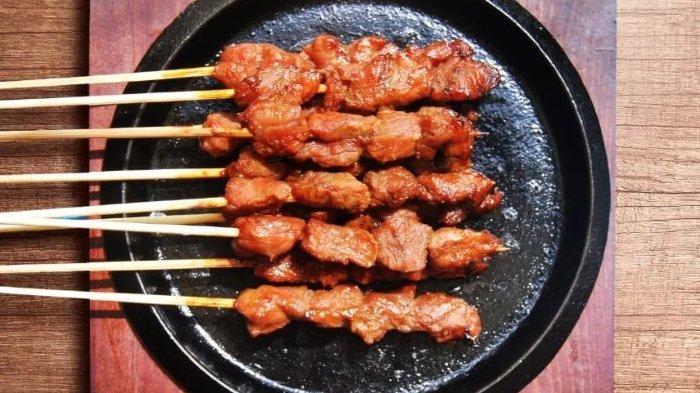 Hidangan sate kambing di warung Sate House Bogowonto Surabaya, Jawa Timur.