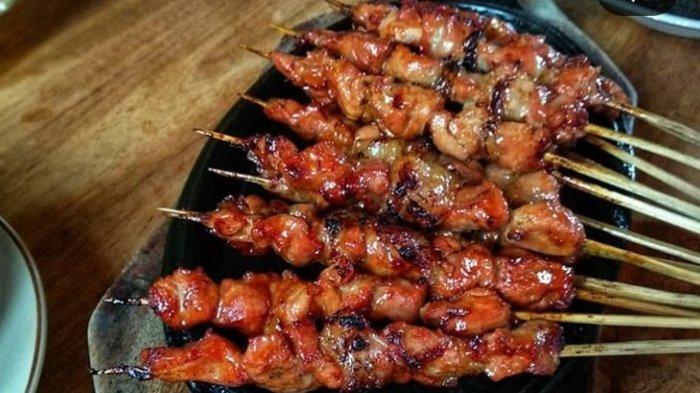 Hidangan sate kambing di warung Sate Kambing Tegar Blora, Jawa Tengah.