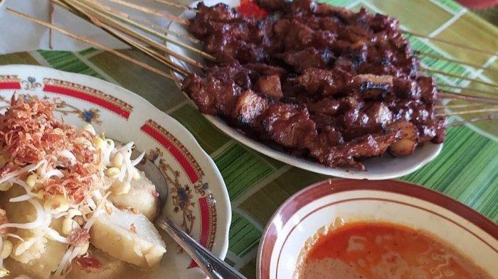 Hidangan sate kambing di warung Sate Pak Daman Blora, Jawa Tengah.