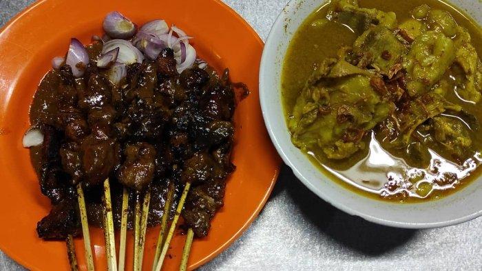 Hidangan sate kambing di warung Sate Sinar Jaya Surabaya, Jawa Timur.