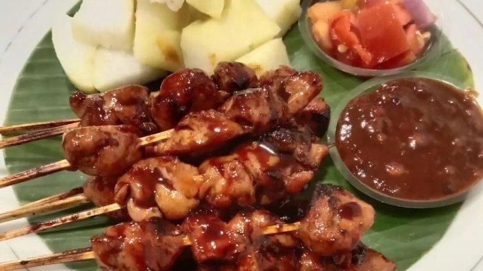 Hidangan sate kelinci di warung Sate Karmel Mbok Gemi Lembang, Bandung, Jawa Barat.