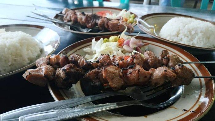 Hidangan sate klathak di warung Sate Klathak Kang Dayat Bantul, Jogja, untuk menu makan malam.