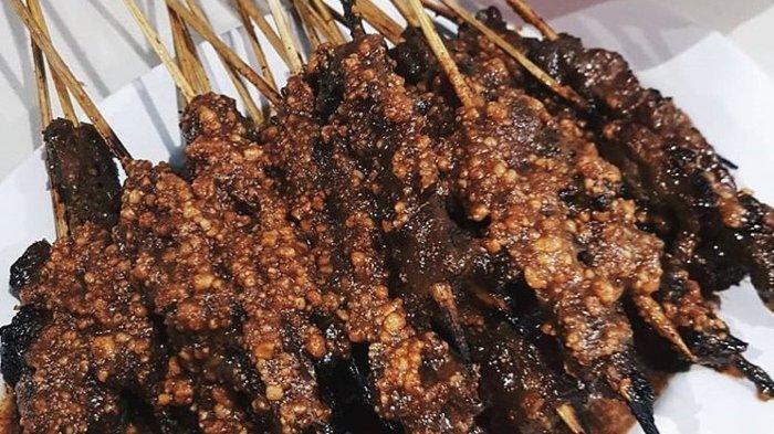 Hidangan sate sapi di warung Sate Sapi Suruh Ungaran, Semarang, Jawa Tengah untuk menu makan siang enak.