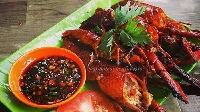Hidangan seafood lobster bakar di Green Zone Seafood Resto, restoran populer di Kecamatan Lut Tawar, Kabupaten Aceh Tengah, Aceh yang menyajikan seafood lobster bakar.