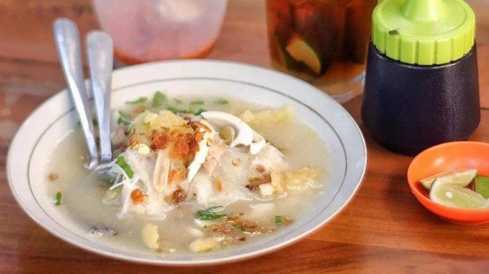 Hidangan soto Banjar di Rumah Banjar Garden Resto Solo, Jawa Tengah.