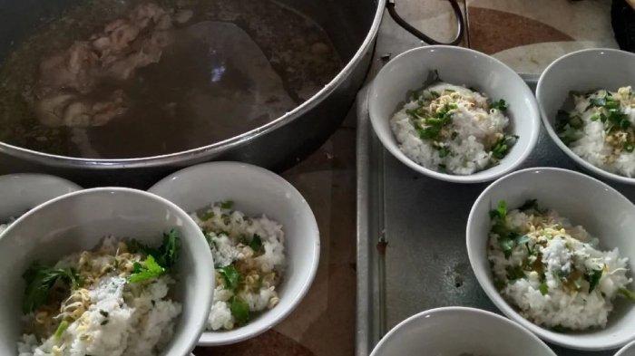 Hidangan soto ayam di warung Soto Sarinah Kita Karanganyar, Jawa Tengah.