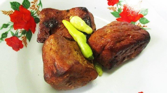 Hidangan tahu bacem untuk lauk makan siang enak.