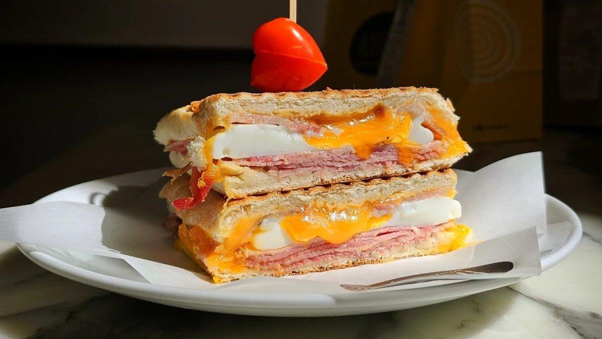 Holey Artisan Bakery, satu restoran terbaik di Asoke Bangkok untuk makan malam.