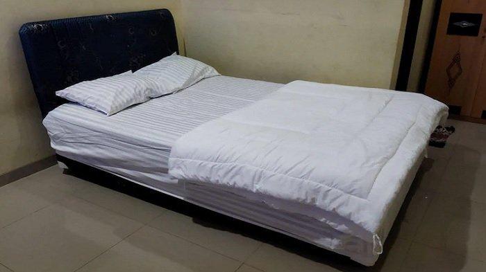 Kamar penginapan di hotel Homestay Tentrem Simpang Lima, Pati, Jawa Tengah.