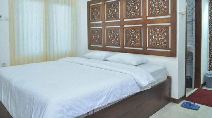 Kamar penginapan di Hotel Family Nur Syariah, Sumenep, Madura.
