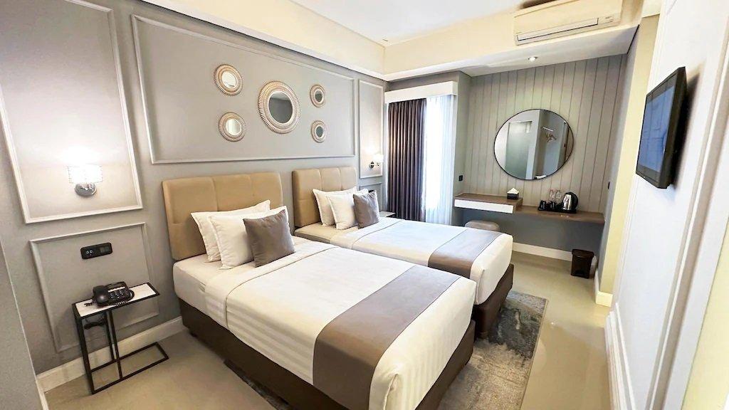 Hotel FortunaGrande Malioboro, satu hotel bintang 4 dekat Stasiun Jogja punya fasilitas kolam renang dengan tarif inap mulai Rp 500 ribuan.