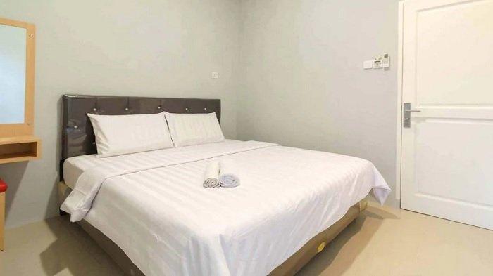 Kamar penginapan di Hotel Idayu Natuna Palembang Mitra RedDoorz, Sumatera Selatan.
