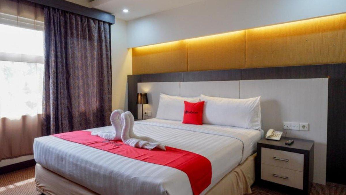 RedDoorz Plus near Hotel Benua Kendari, rekomendasi hotel murah di Kendari yang cocok buat menginap dengan fasilitas lengkap dan nyaman.