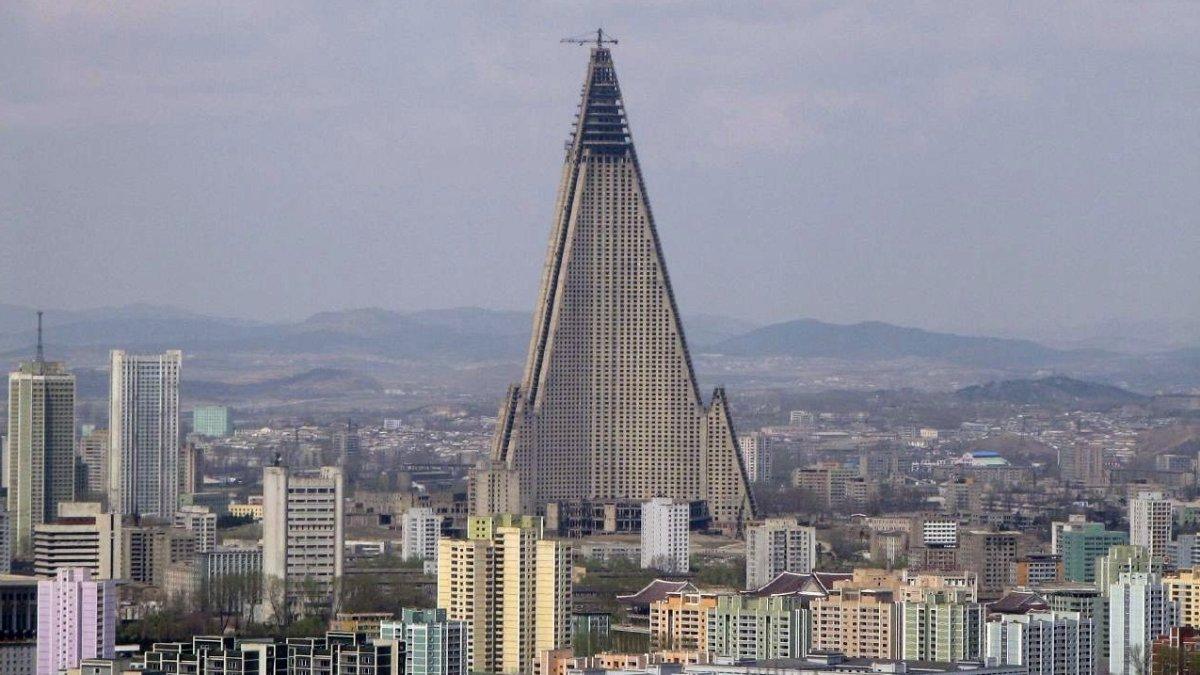 Hotel Ryugyong, satu bangunan ikonik dunia yang belum selesai dibangun.