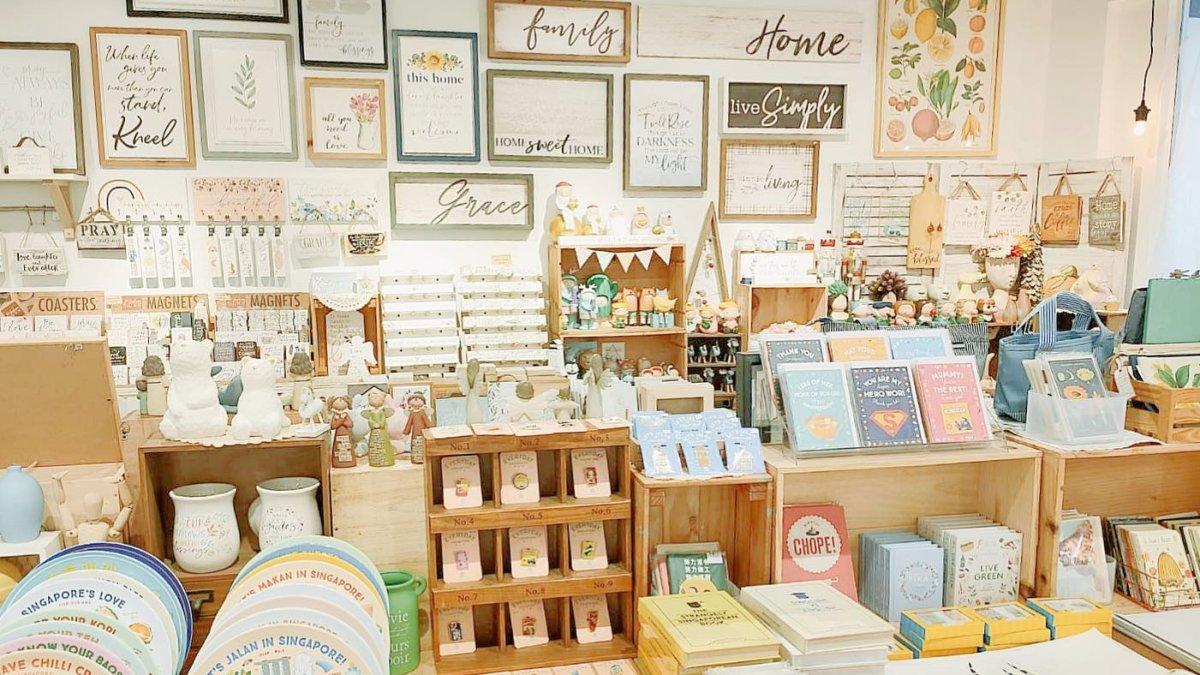 Hygge, satu tempat belanja terbaik di Haji Lane Singapura buat berburu oleh-oleh yang unik.