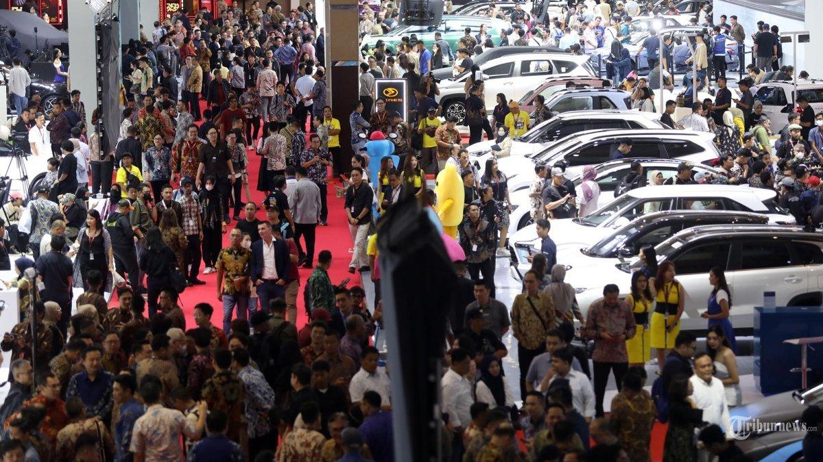 Pengunjung melihat mobil yang dipamerkan pada ajang Indonesian International Motor Show (IIMS) 2024 di JIExpo Kemayoran, Jakarta, Kamis (15/2/2024). Pameran otomotif IIMS 2024 yang diikuti 53 merek kendaraan dan 187 peserta dari berbagai sektor itu digelar pada 15-25 Februari dengan target transaksi mencapai Rp 5,3 triliun.