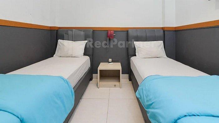 Kamar penginapan di Ian Hotel Jaksa Mitra RedDoorz, dekat Stasiun Gambir Jakarta Pusat.